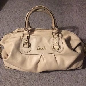 Medium sized cream Coach bag.